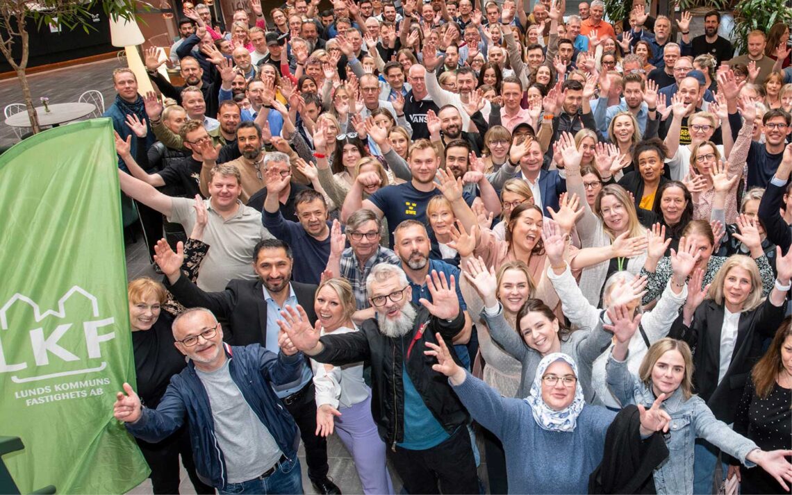 Greatplace Bild på en folkgrupp som sträcker upp händerna i luften