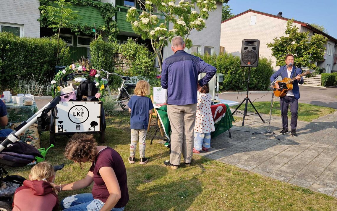Var_Hostfest1 Bild från höstfest som visar barnaktiviter och en trubadur