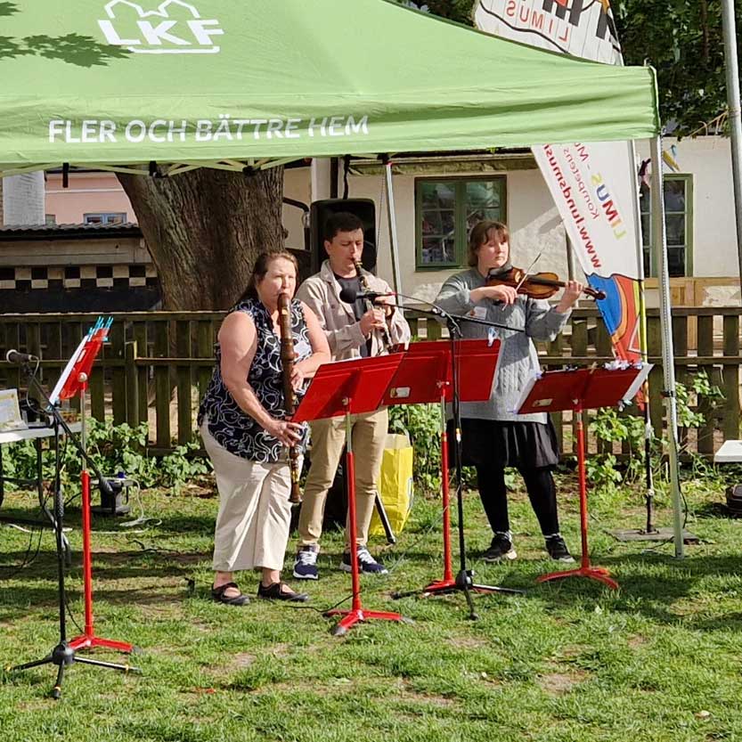 Var_Hostfest2 Bild från höstfest på ett band med tre personer som spelar på instrument