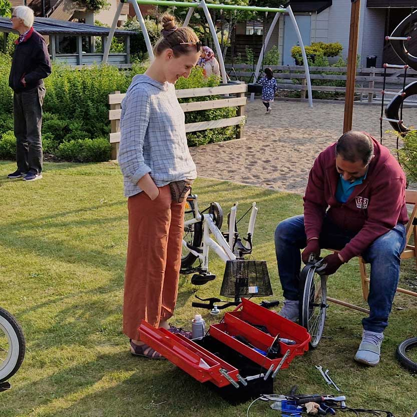 Var_Hostfest3 Bild från höstfest där en man och en kvinna lagar en isärplockad cykel