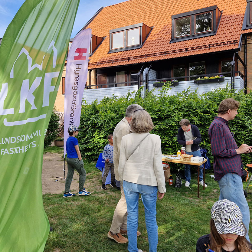 Var_Hostfest4 Bild från LKF höstfest som visar minglandes personer samt servering av korv med bröd