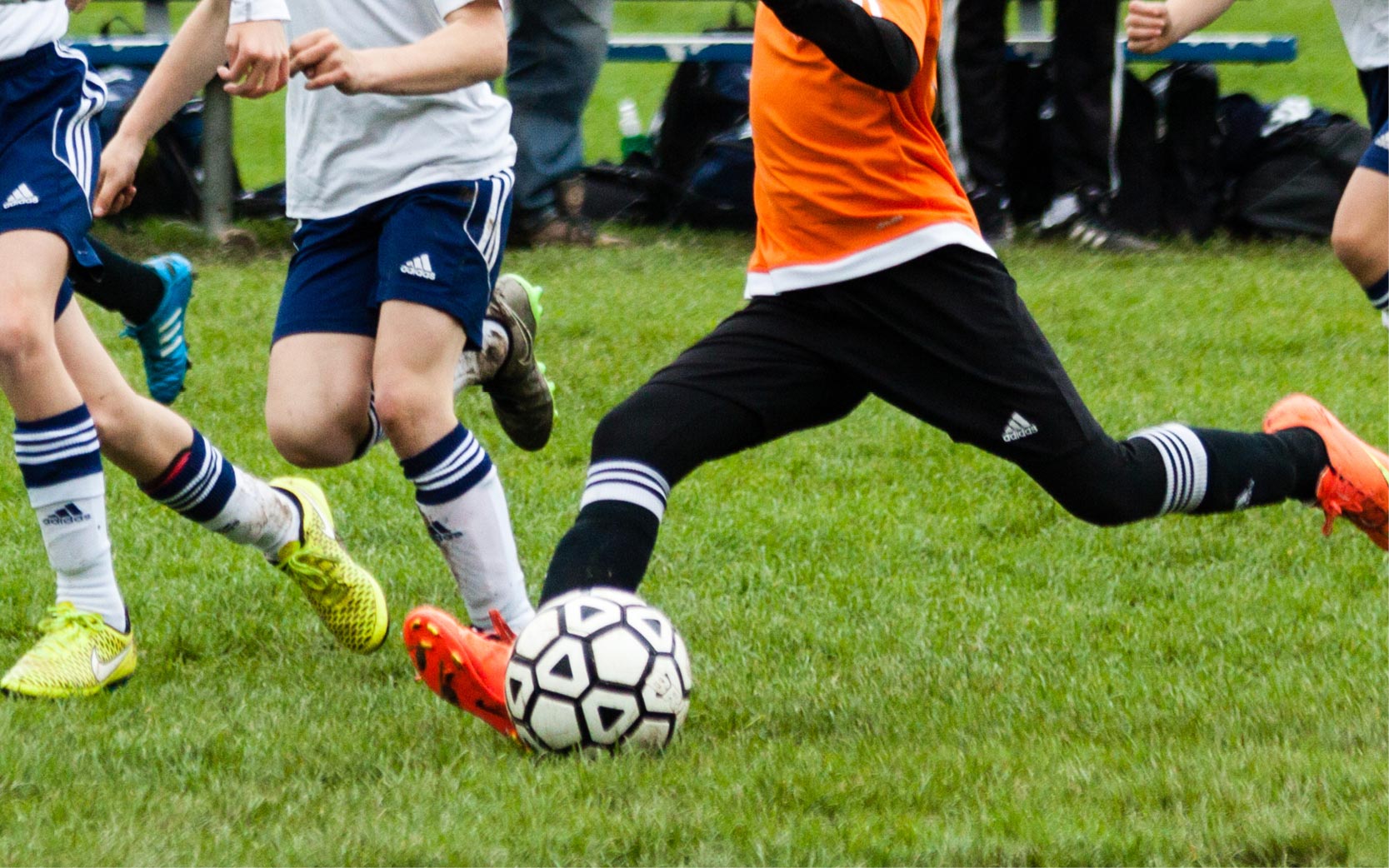 foreningstraff Bild på springandes ben som sparkar fotboll
