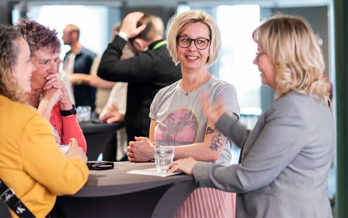 medabetarforum Bild på fyra kvinnor som samtalar vid ett ståbord