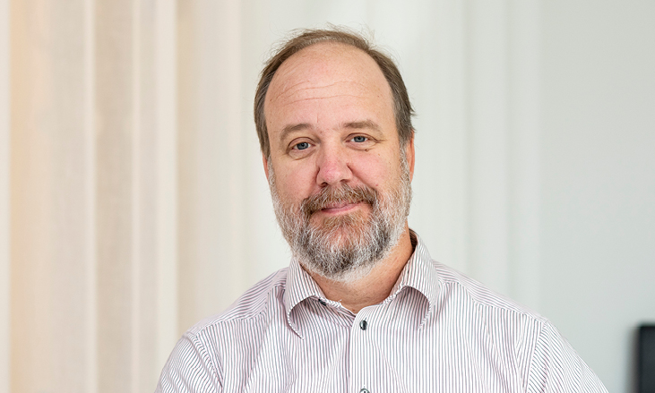 Joakim andersson Porträttbild på Joakim Andersson, styrelsemedlem. Joakim har en vi skojrota med vinröda ränder.