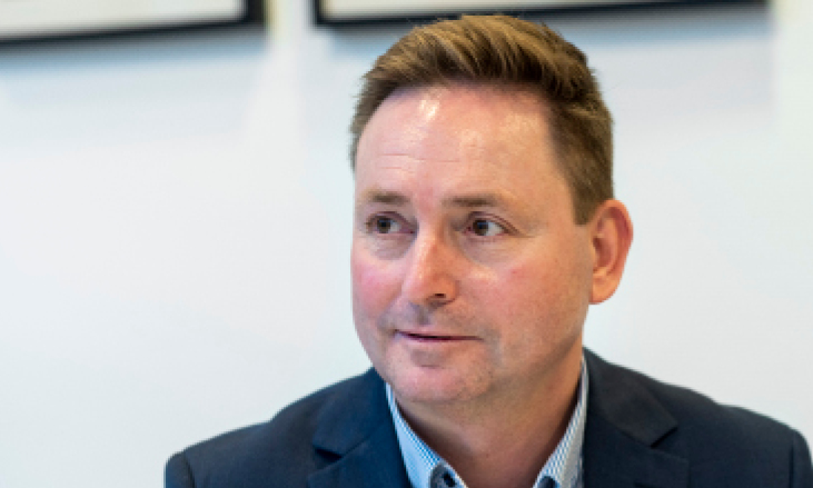 Jorgen L porträtt på Jörgen Ljung i mörkblå kostym och blårutig skjorta