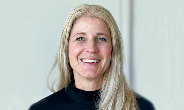 Linda E Porträtfoto på Linda Egen, chef för Teknikavdelningen. Linda har en svart tröja på sig