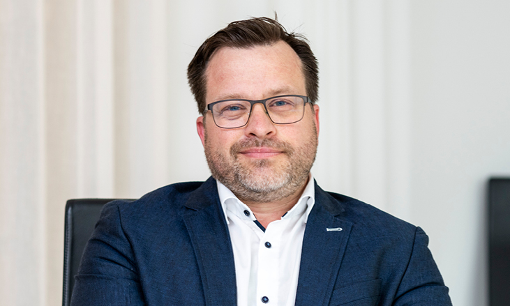 Tony Porträttbild på Tony Johansson, styrelseordförande för LKF. Tony har en mörkblå kavaj och vit skjorta med mörkblå knappar.