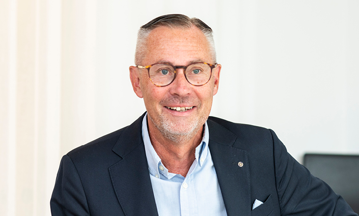 lars L Porträttbild på Lars L, styrelsemedlem i mörkblå kavaja och ljustblå skjorta