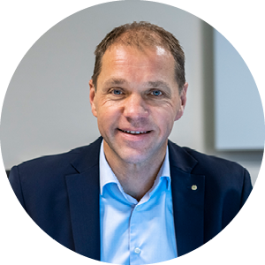 millertsson Porträttbild på Fredrik Millertson i kontorsmiljö.